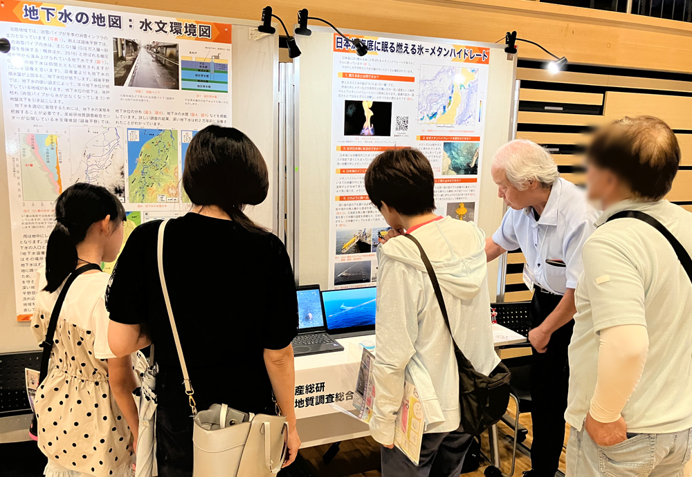 来場者へ説明中
